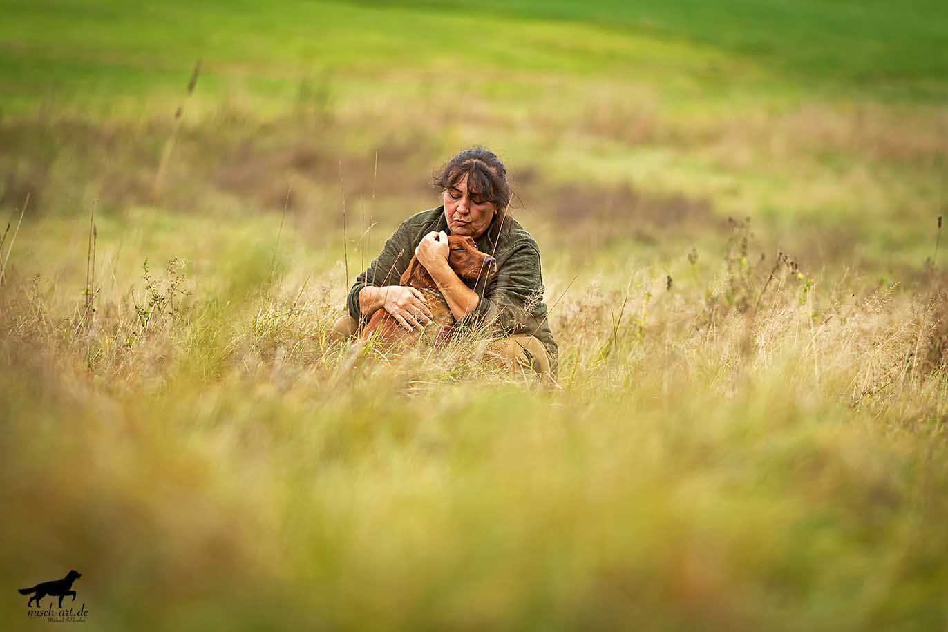 Monika Wenzel hält einen Setter im Arm Monika Wenzel hält einen Setter im Arm
